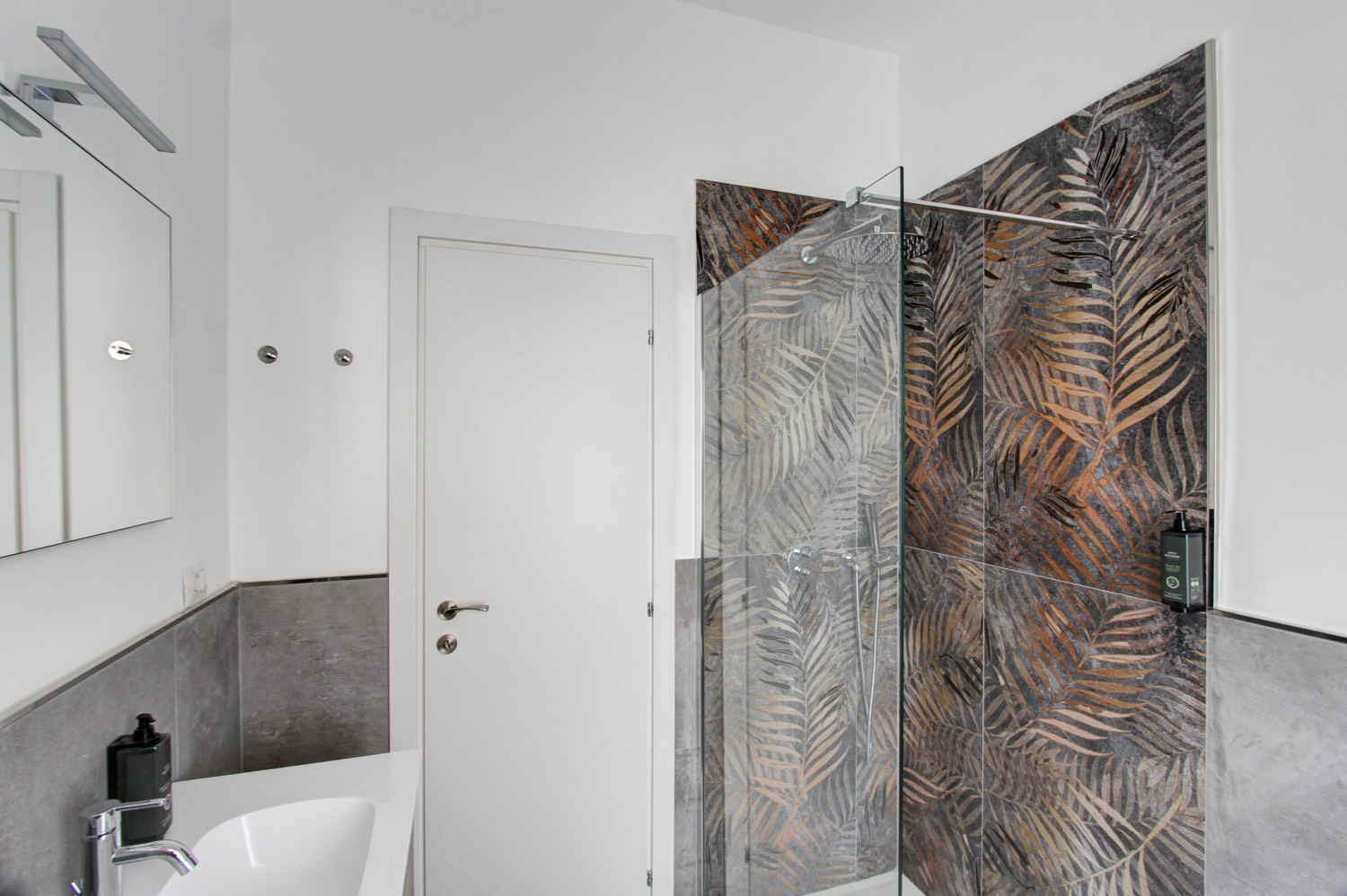 Doccia con piastrelle decorative